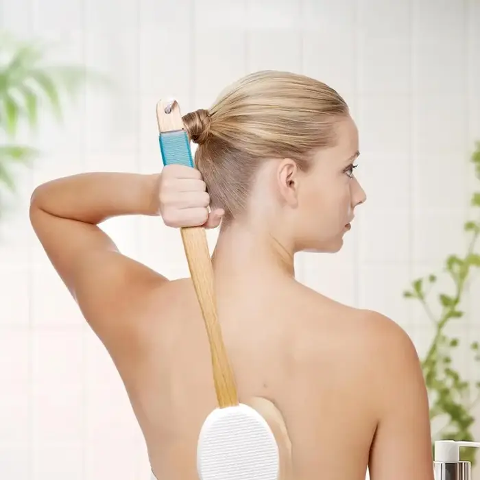 Applicateur de crème solaire avec poignée incurvée