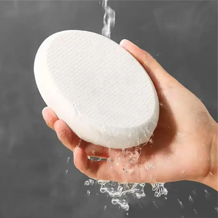 Applicateur de crème solaire avec poignée incurvée