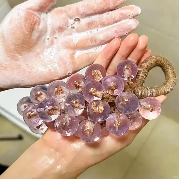 Savon de raisin fait main sur corde