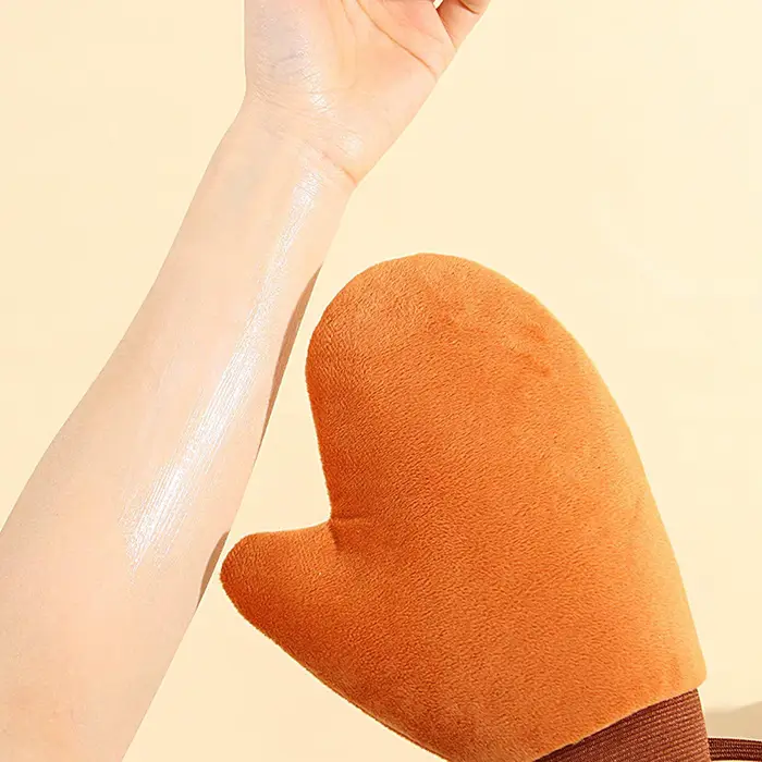 Gant applicateur auto-bronzant double face pour le corps