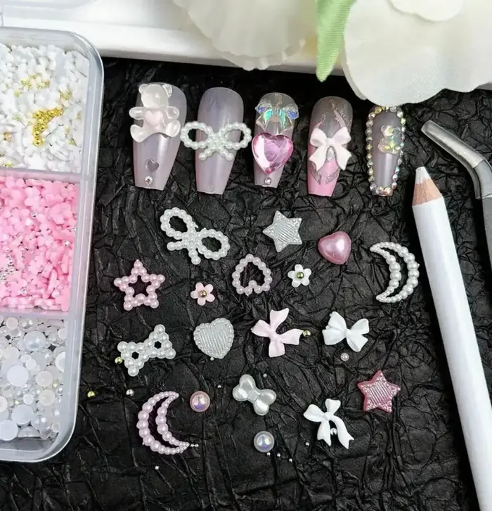 Boîte de breloques pour ongles, mélange de perles, nœud papillon/étoile/lune, ruban en résine/fleur