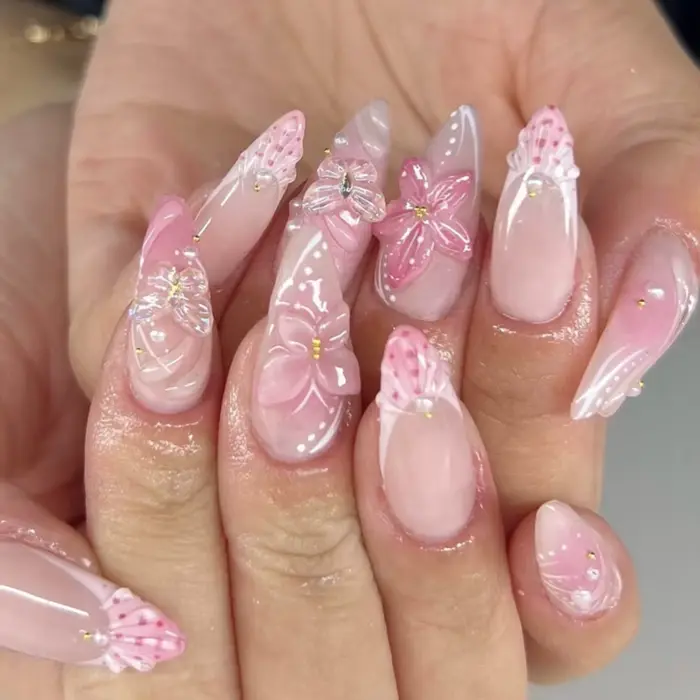 24 faux ongles roses en amande à presser, couvrance totale, motif floral sculpté, ondulations 3D, st