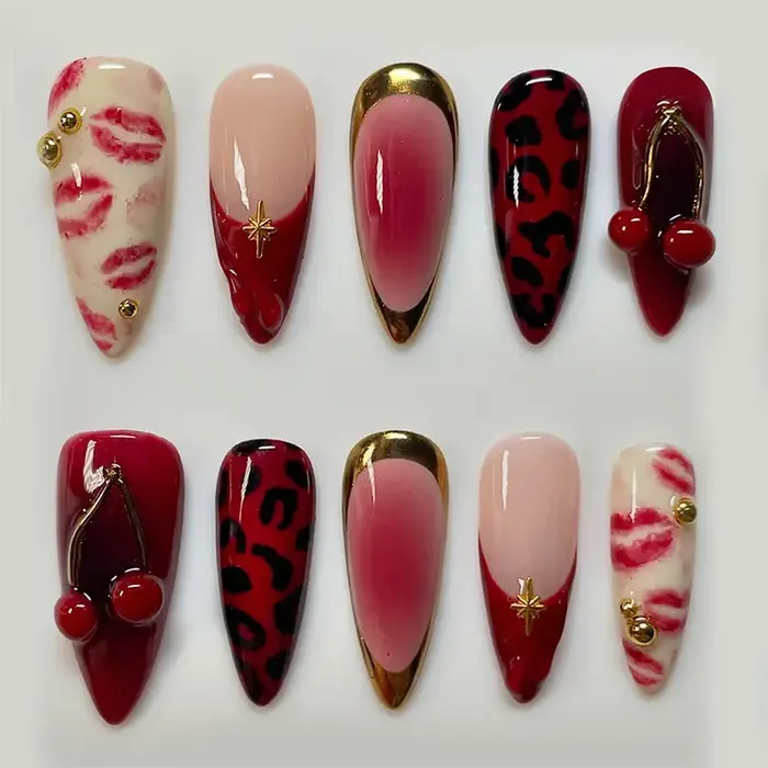 24 faux ongles à presser, motif nœud fraise, courts, en amande, rouge, avec perles et étoiles, pour