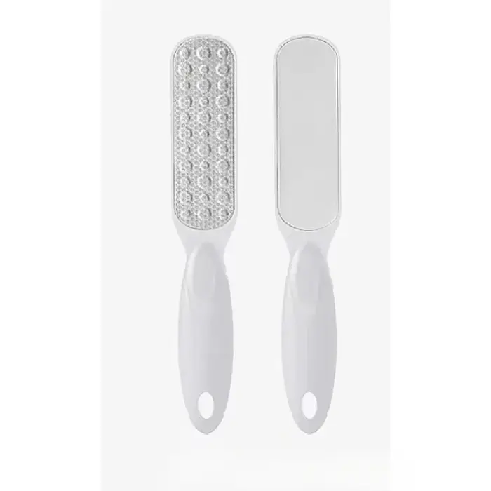 Un gommage pour les pieds conçu pour éliminer les peaux mortes et les callosités, adapté aux soins d