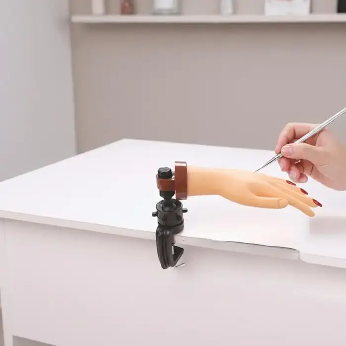 Main de mannequin pour la pratique des ongles avec support de bureau réglable