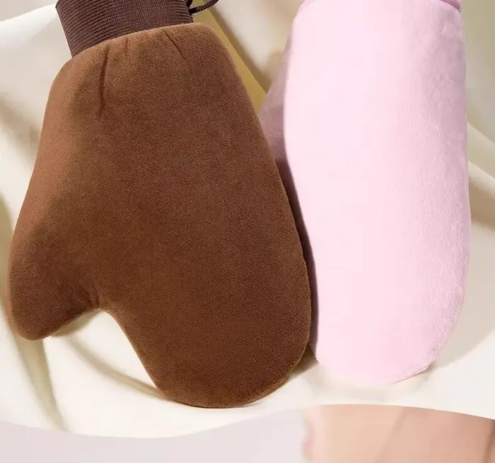 Gant auto-bronzant pour le nettoyage du corps