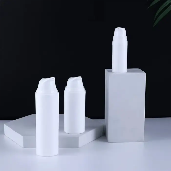 Bouteille à pompe à vide en plastique blanc
