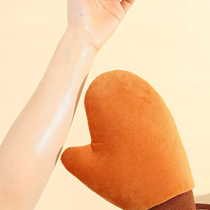 Gant applicateur auto-bronzant double face pour le corps