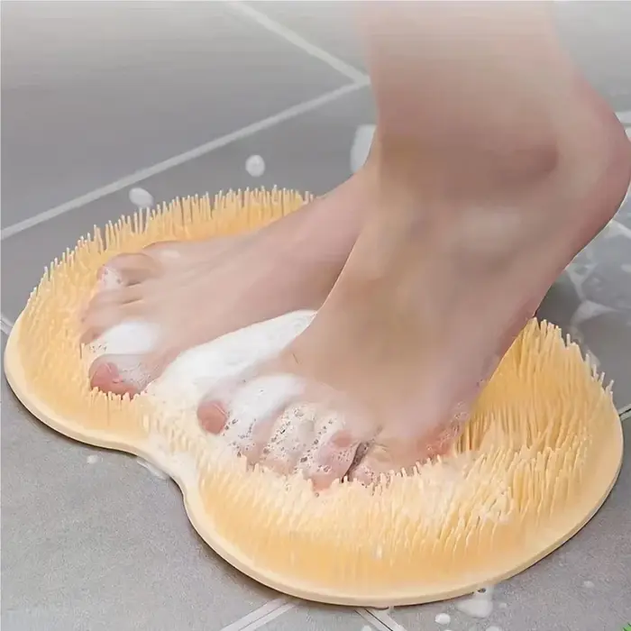 Lavez la brosse pour les pieds