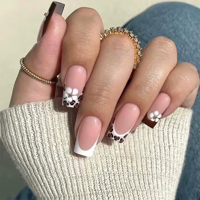 24 faux ongles français imprimé léopard, motif floral marron, courts et carrés, avec design diamant,
