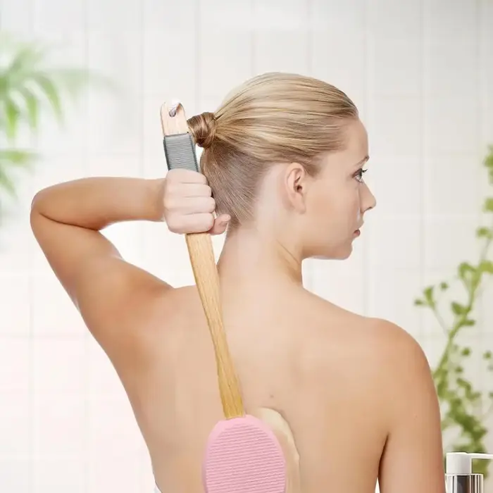 Applicateur de crème solaire avec poignée incurvée