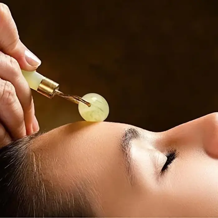 Rouleau de massage en pierre naturelle pour le visage