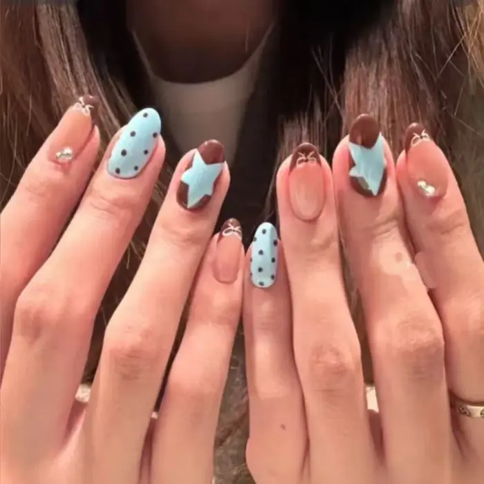 Faux ongles ovales courts et bleus, 10 pièces, rétro, dessinés à la main, marron, nœud à pois, press