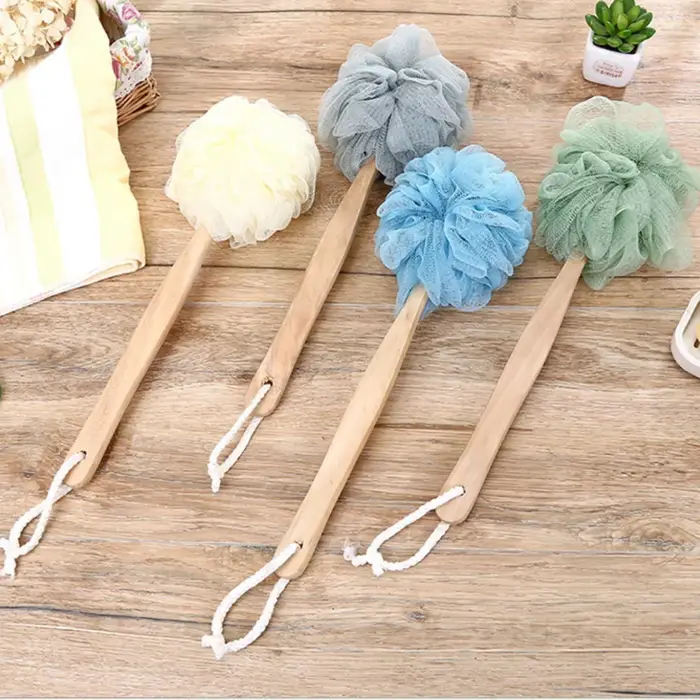 Brosse de bain avec manche en bois