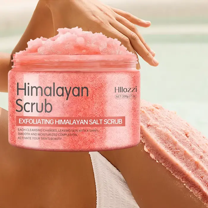 Le gommage au sel de l'Himalaya nettoie la peau